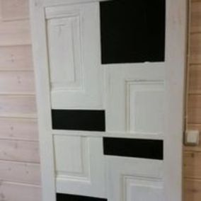 Mustavalkoinen ovi